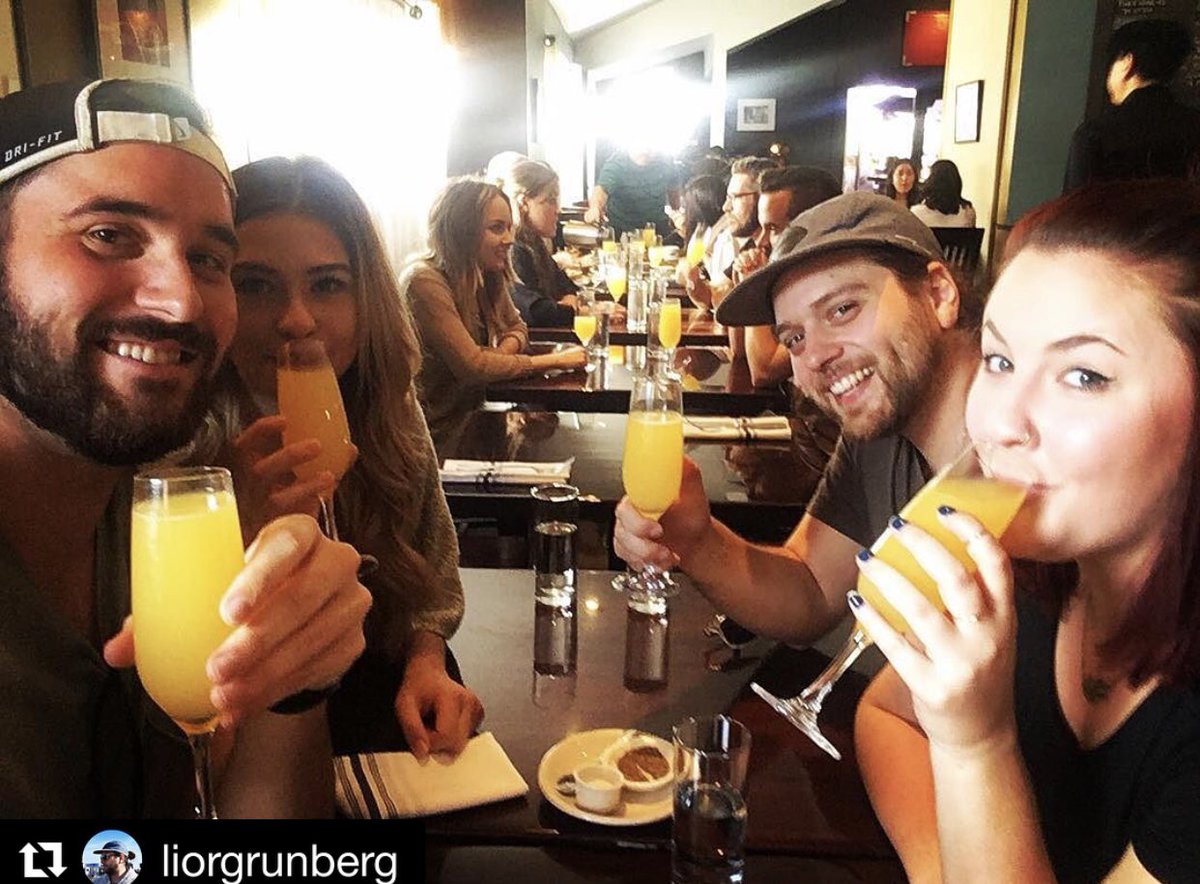barbrix's tweet photo. Love this brunch 📸 by @liorgrunberg 🥂🎄Barbrix wishes you all a happy holiday season with friends and loved ones! #barbrix #bottomless #mimosas #weekendvibes #sunday #saturday #letsgosomewhere #LAbrunch #bottomlessmimosas #happyholidays #repost https://t.co/yomgOaHeyP