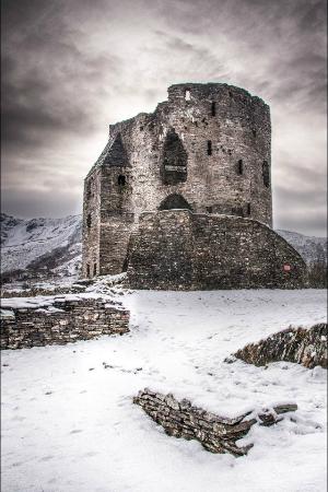 cadwwales's tweet photo. MT @DKTaylorLane: #Snow2017 Dolbadarn #Castle, Llanberis Pass.

One of finest surviving examples of Welsh round towers. https://t.co/Rz1HOQSCaN