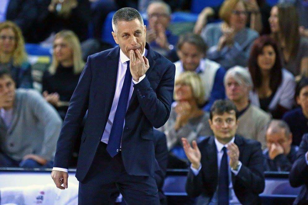 yellowbluepride's tweet photo. Fin dai primi scambi si capiva che era cambiata l'aria. Squadra finalmente a sua immagine e somiglianza: grintosa, cattiva, provocatoria, assetata di sangue. E la tredicesima sinfonia consecutiva è servita. Il mago di Sofia ce l'abbiamo noi. https://t.co/3PtTu0FB1i