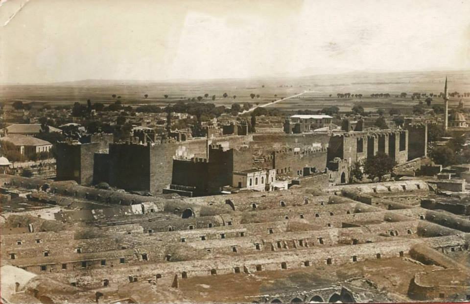 kayseri hemen onumuzde bulunan kabartilar kapali carsinin kubbeleri arkasinda kale uzaklasan yol sivas caddesi carsilar kaleler