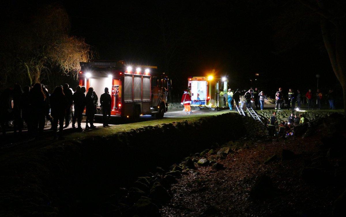 bossnl's tweet photo. Ongeval in #Emmen oude dierentuin (Rensenpark) tijdens Dickenswalk soort spooktocht man van 2 meter naar beneden in omheining vroegere savanne https://t.co/8Oa0CrSNV0