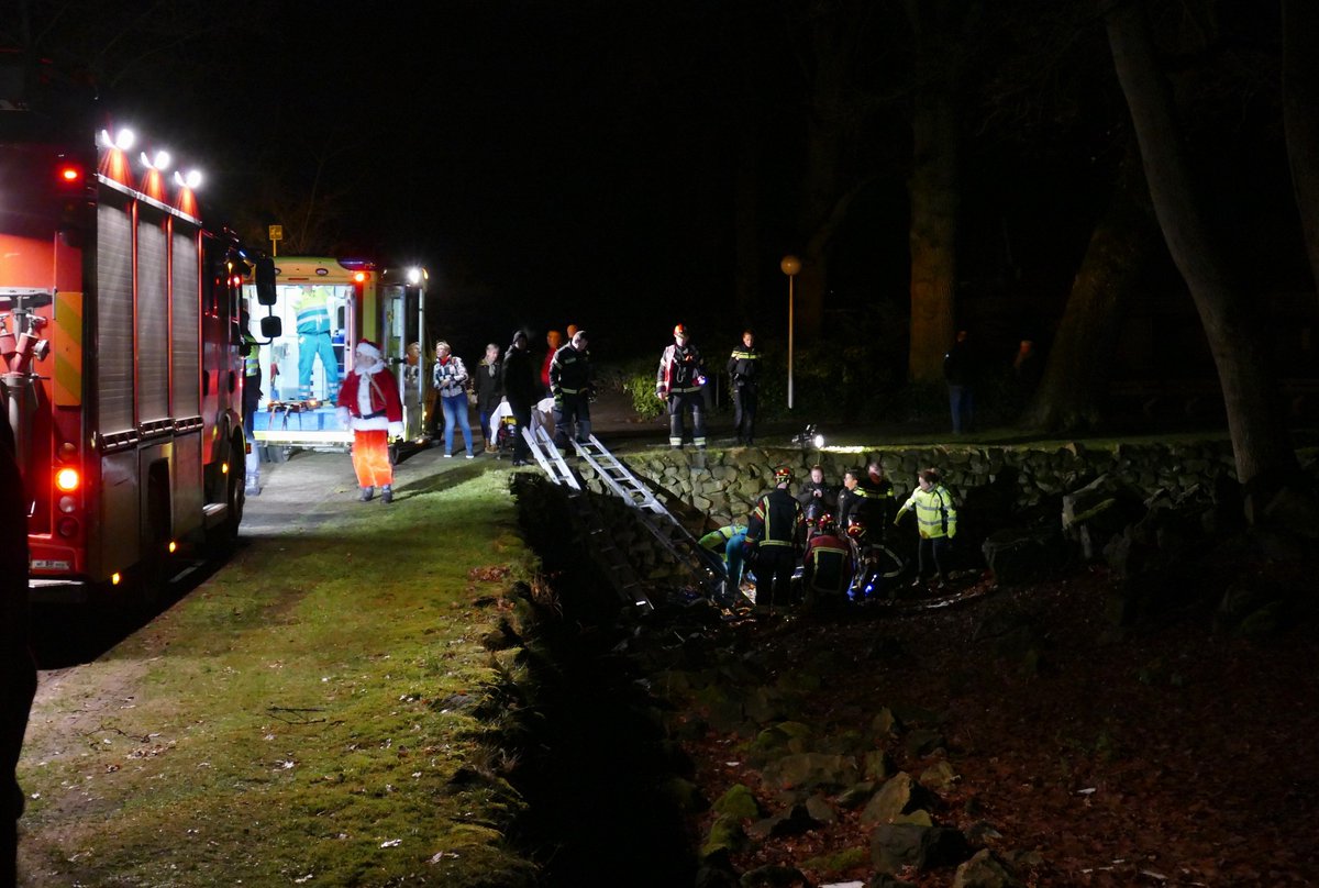 bossnl's tweet photo. Ongeval in #Emmen oude dierentuin (Rensenpark) tijdens Dickenswalk soort spooktocht man van 2 meter naar beneden in omheining vroegere savanne https://t.co/8Oa0CrSNV0