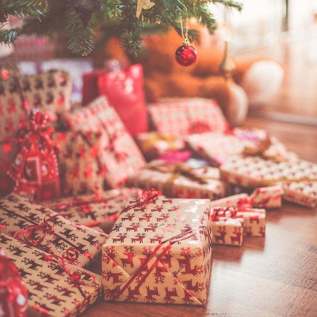 prairie_bloom's tweet photo. // W R A P //
We’ve been so busy packaging up shipments, there’s been no time to wrap up the gifts under our tree!! Tomorrow all shipments will go out for guaranteed delivery before Christmas- so today is the last day to order!! Anything ordered after mi… https://t.co/BpejH3nIHF https://t.co/1wj8jtJ3E5