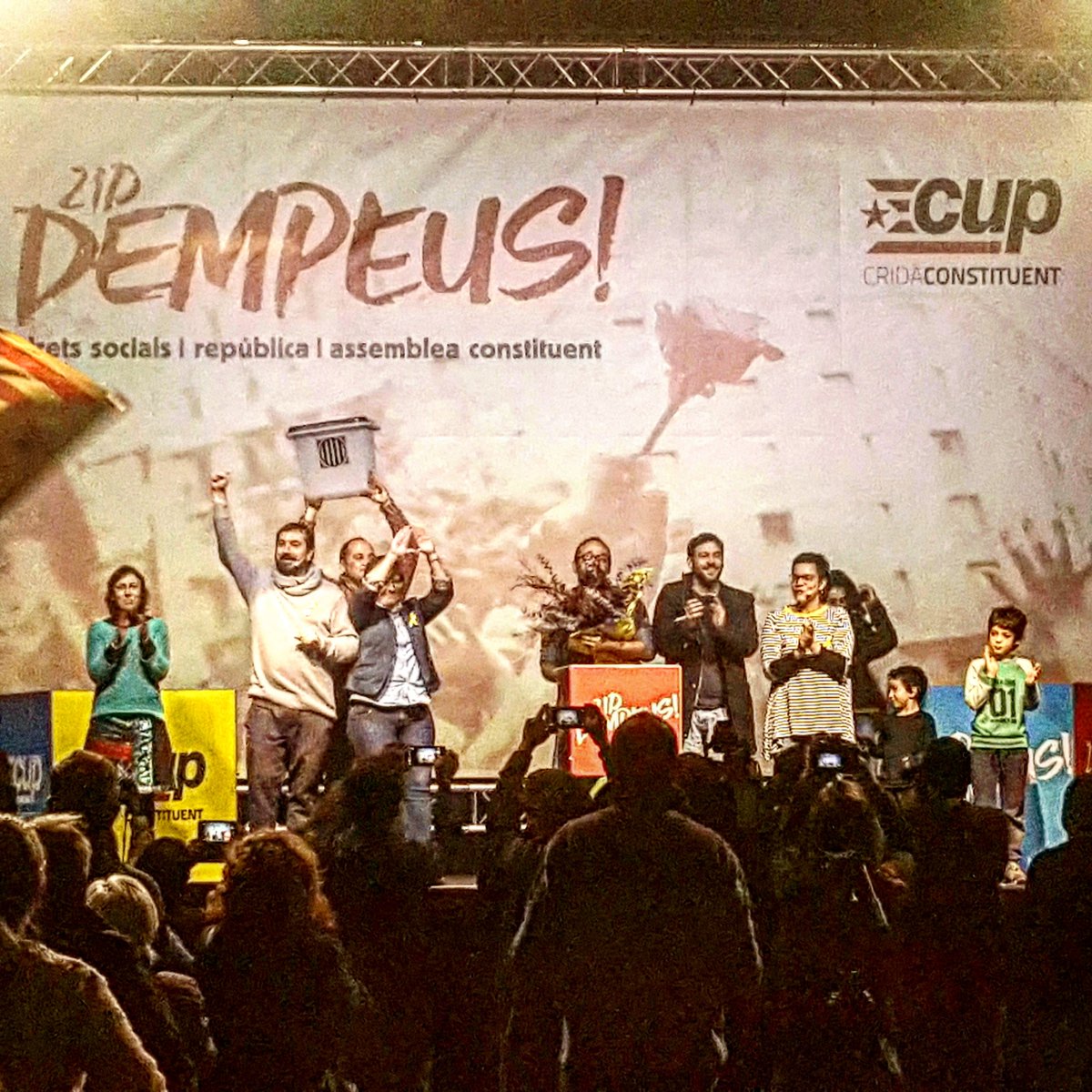 catalacule73's tweet photo. Mai ni ningú ni res ens aturarà @cupnacional @CUPGirona @danicornella @Nataliadipp @AlbanoDante76 @HiginiaRoig @LaiaPelachSaget , Benet Salellas
#Dempeus #DempeusGirona #CUP2017 https://t.co/f7JeuE4W0H