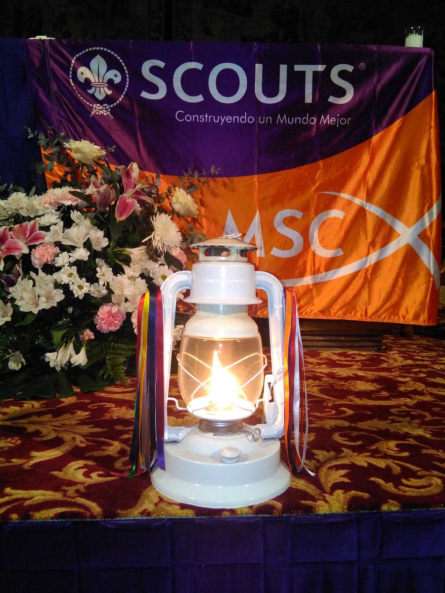 Y aquí está. La #LuzDeLaPazDeBelén. Que nació en Belén, voló a Viena, cruzó Europa en coche, y llegó a la Catedral de Palencia. Para repartirse por toda España.

Gracias #ScoutsMSC #Palencia por esta tarde tan especial