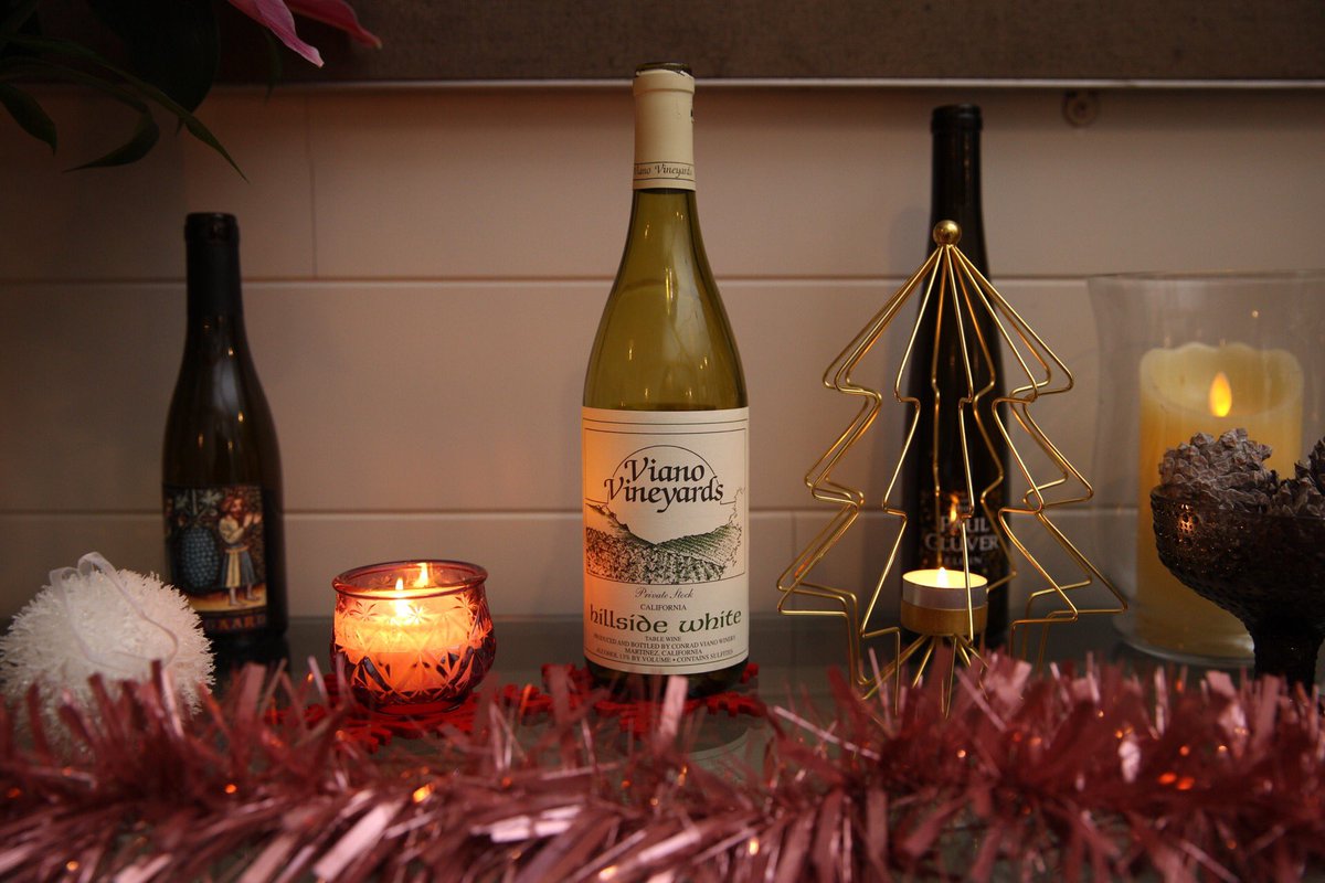 amelias_wine's tweet photo. Weekend #CaliXmas wine is Hillside White, Viano Vineyards
Exotic flavours of star anise &amp; dried pineapple combine with fab acidity and orange rind edginess. This silky, seductive wine would be fantastic with take away Chinese/Thai food when silly season gets too much! #takeout https://t.co/AvSfp5x4sD