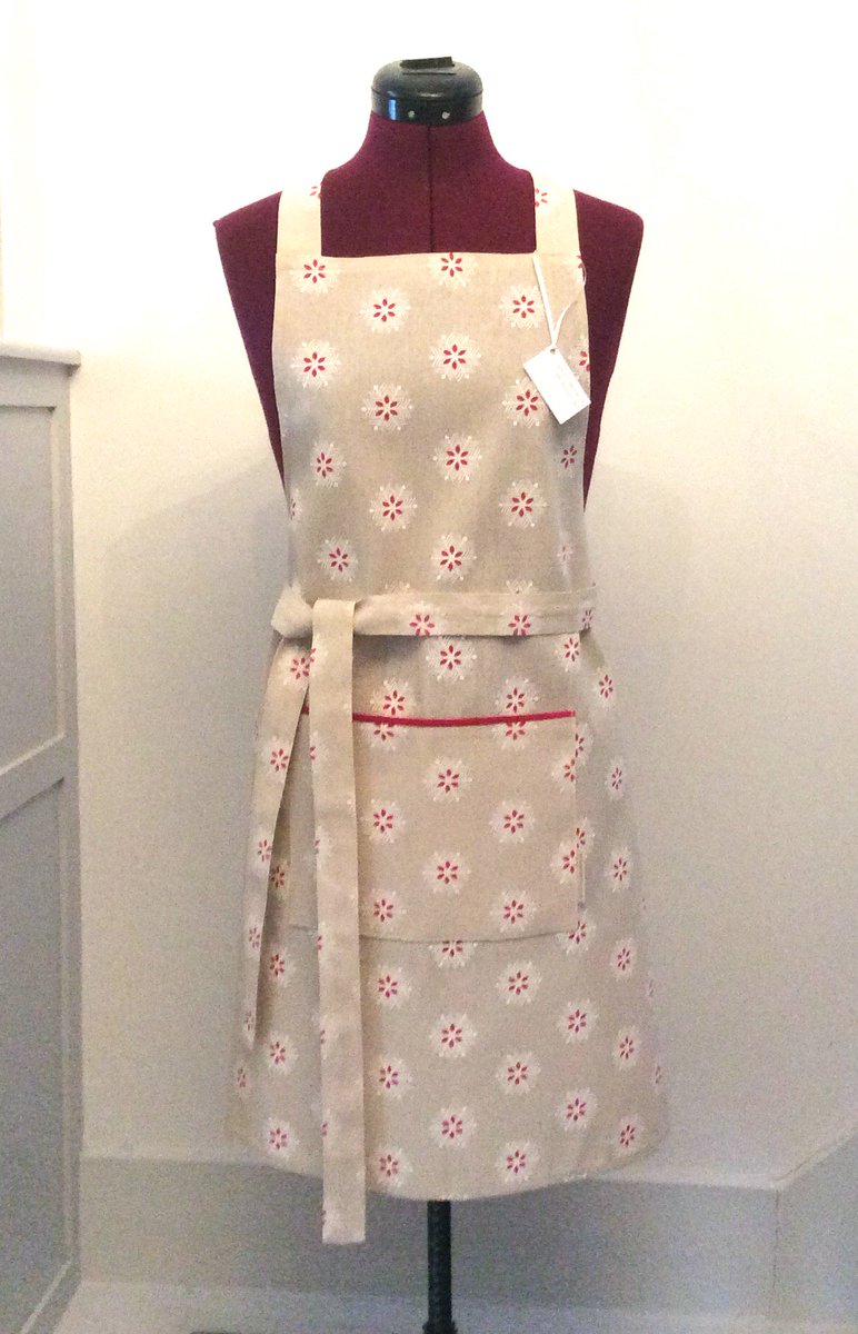 katymason32's tweet photo. #snowflakeapron #gifts #crafthour https://t.co/imQhpJddJW https://t.co/F6SBAx4m5e