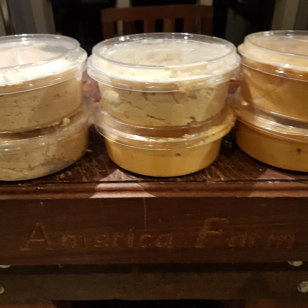 HOME MADE HUMMUS  original and roquito pepper with chilli&amp;garlic.  #gorgeous #glutenfree #humus #glutenfreevegan #glutenfri #homemade #homemade #roquito #foodie #foodies #americafarm #sausage #beef

➡americafarmsausage.com