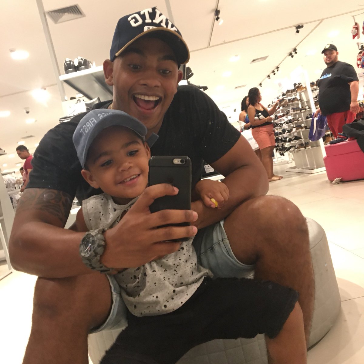 Andtito22's tweet photo. Estiloso igual o primo !! https://t.co/BVQlikV9T3