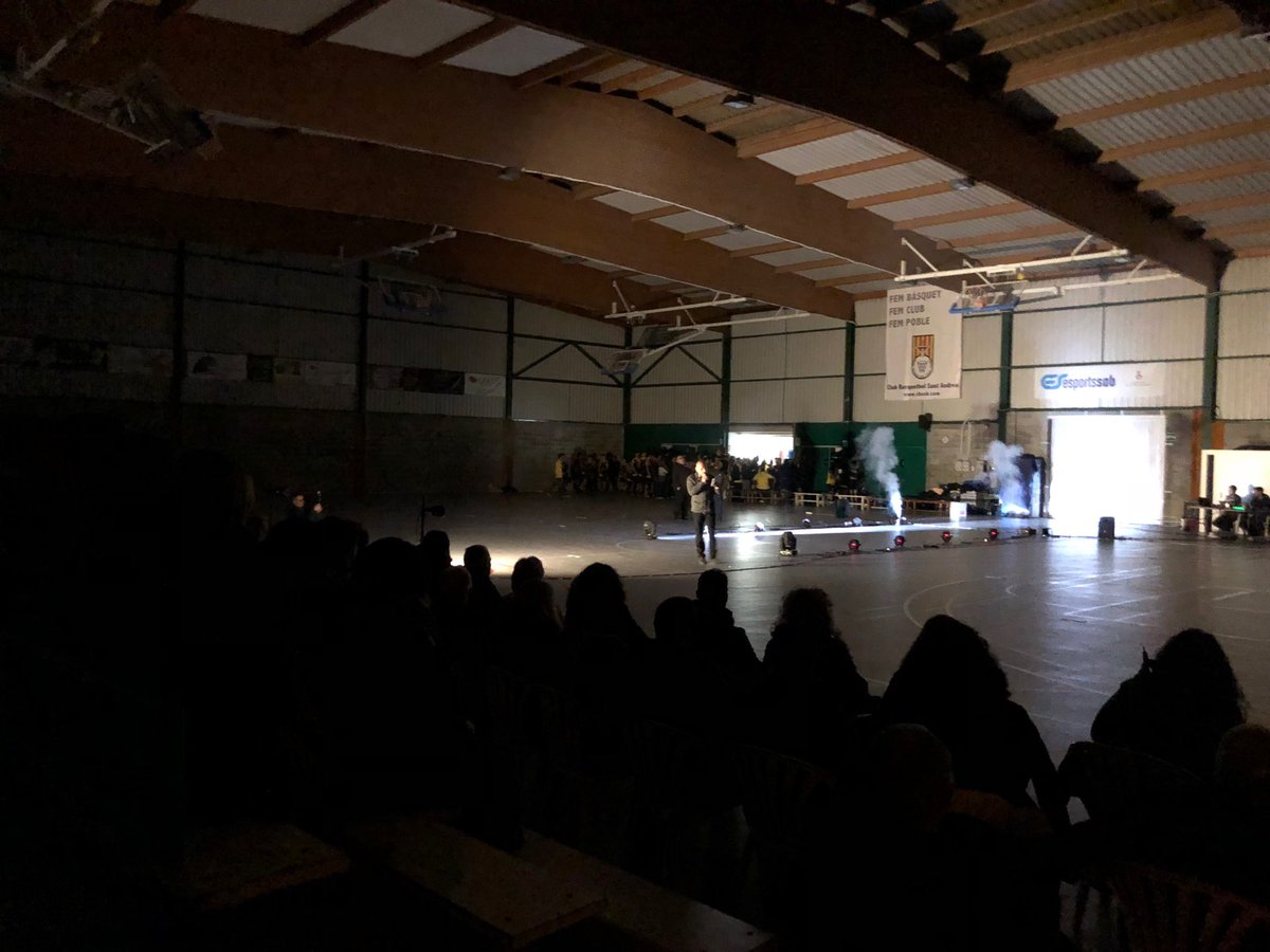 CBSantAndreu's tweet photo. CATARSI COL•LECTIVA! El CB Sant Andreu ha presentat aquest diumenge oficialment el seus equips d’aquesta temporada. Estat una súper presentació, amb més de 800 assistents i els 21 equips del club. #cbsantandreu #orgulldeclub https://t.co/3w3LSGg1t4