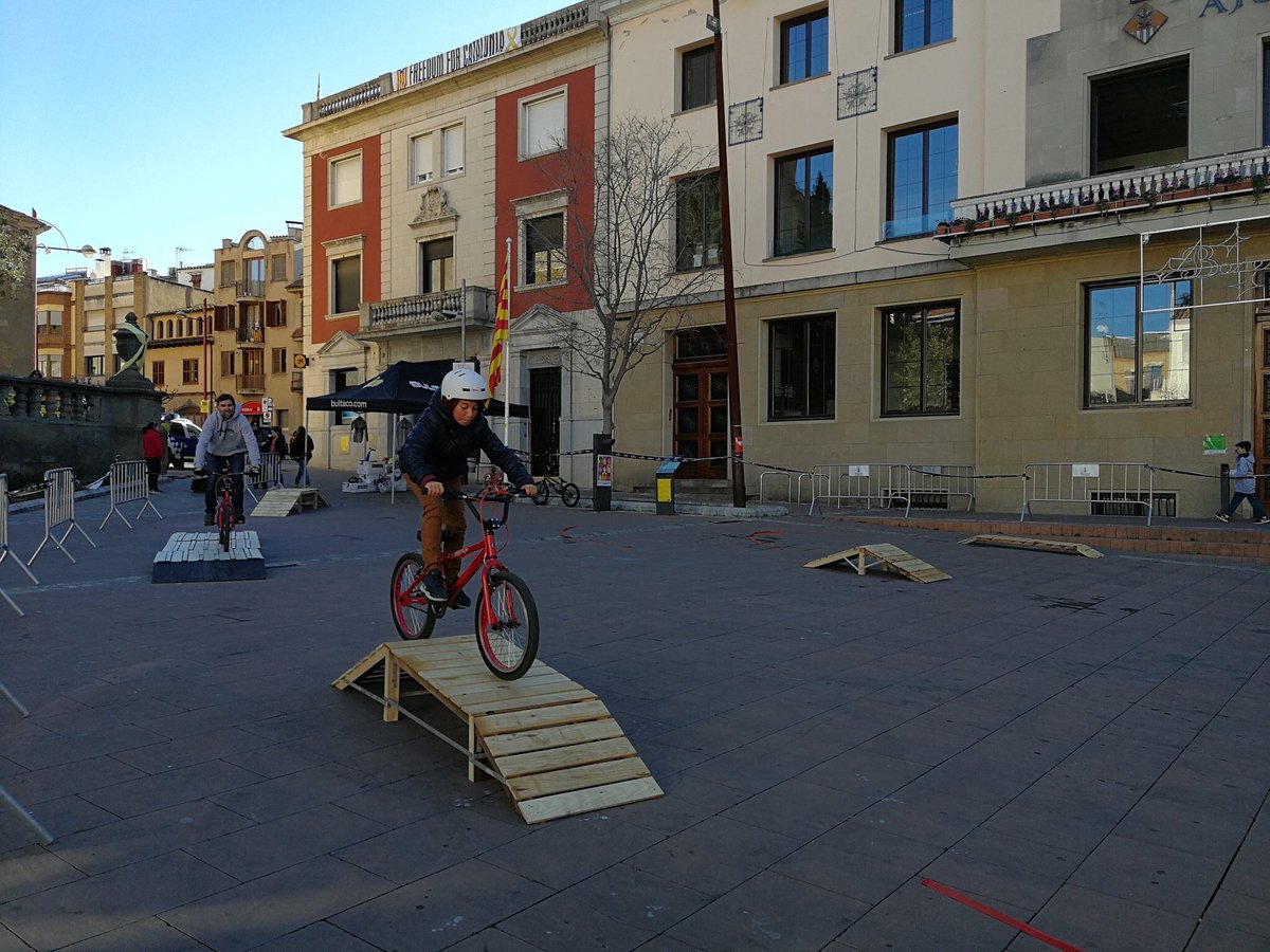 meritxellbudo's tweet photo. Dia intens a #lagarriga i moltes activitats solidàries amb #laMaratoTV3 @ASICLAGARRIGA @MarcGuasch1 #barridedalt @ProjecteMexclat @InsMBlancafort @InstitutVRomana #CAPLaGarriga . Gràcies a tothom que ho heu fet possible!! https://t.co/0kpuAynKJH