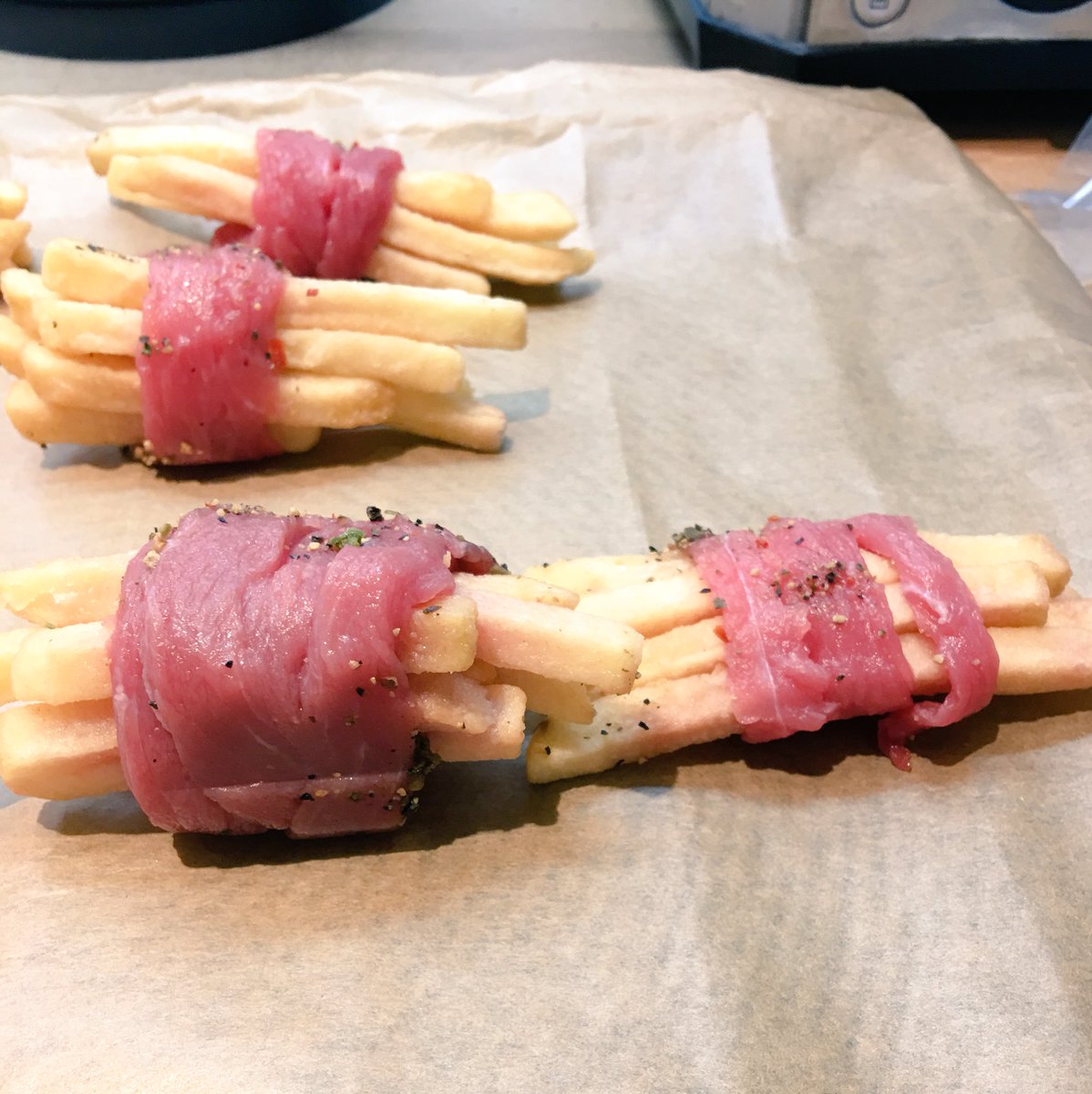 LittleIOW's tweet photo. @marksandspencer I feel there was some inequality in the making of these two steak &amp; chips canapés 😂 https://t.co/quP3USo2J5