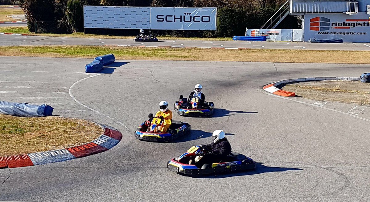 Cerrando el año, haciendo el animal. @vesparesistance <a href="/teamvespabcn/">team vespa barcelona</a> #diadecolegas