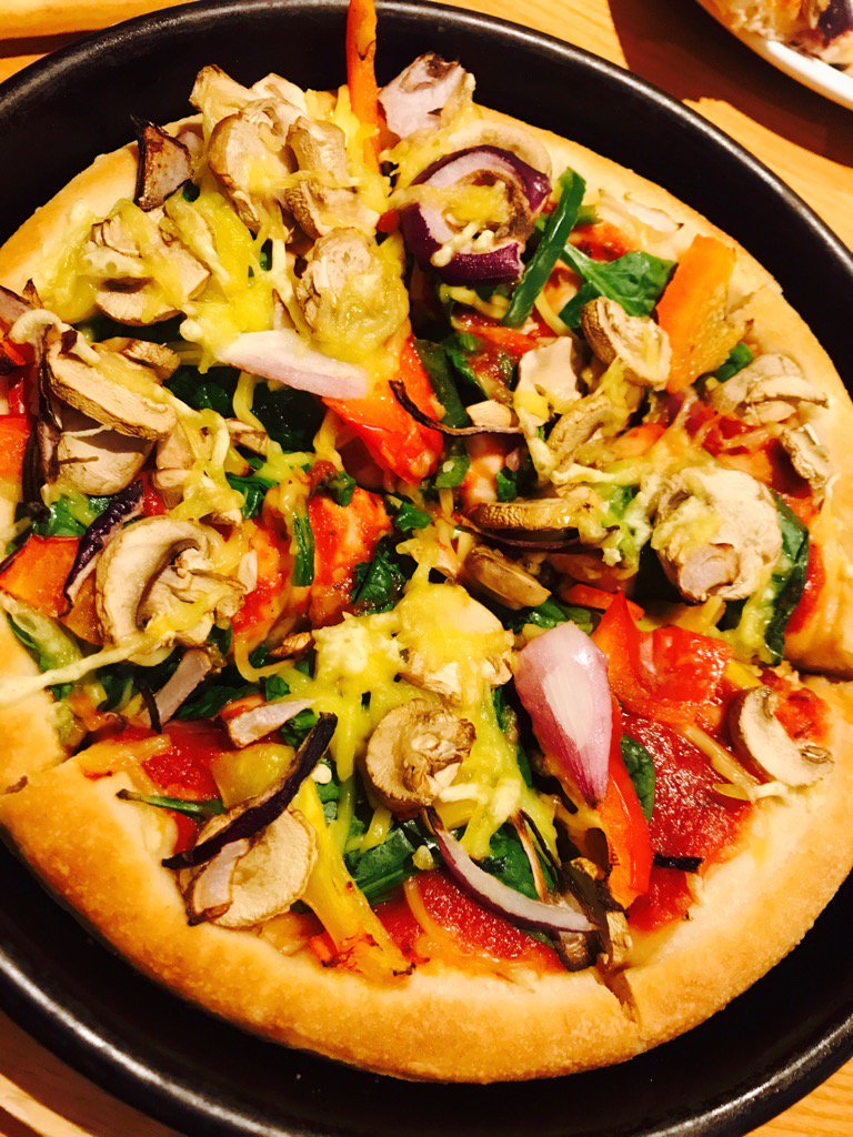 Pizza Hut has violife 🙂💕#vegan #veganjunkfood #vegan pizza