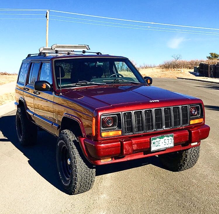 RuggedRetrofits's tweet photo. Awesome set of Sienna Red Pearl color matched headlights with switchback halos that double as an amber blinker and white halo 😤 #Jeep #Jeepcherokee @RetrofitSource https://t.co/tAUMlGHg61