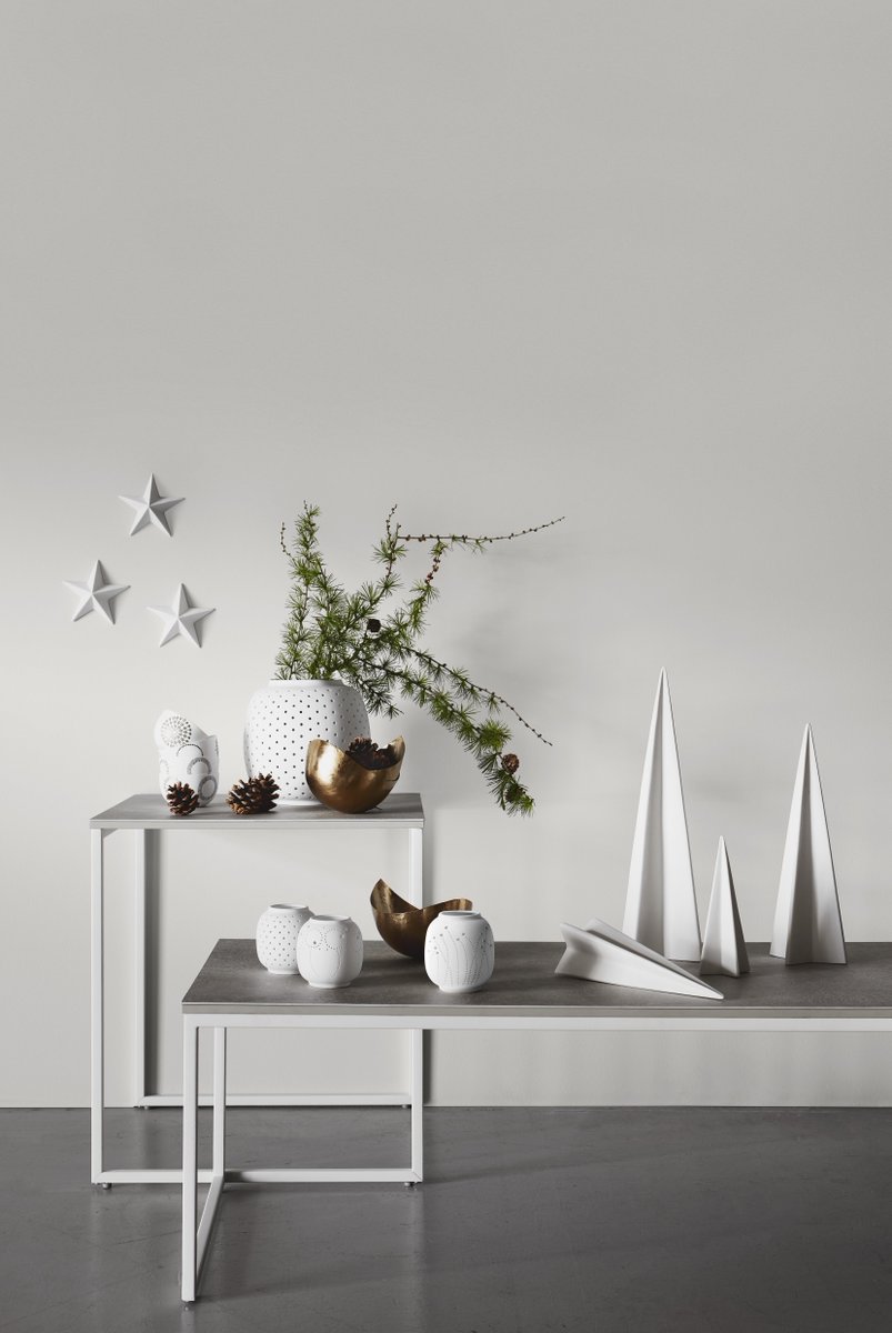 BoConceptVan's tweet image. Glittering snow on the rooftops and ice crystals on every window pane - some of the best things about a Scandinavian Christmas are white. ☃ Style your room with white to create your own version of a white Christmas. 🎄🎅
#BoConcept #whitechristmas #coffeetable #accessories #xmas