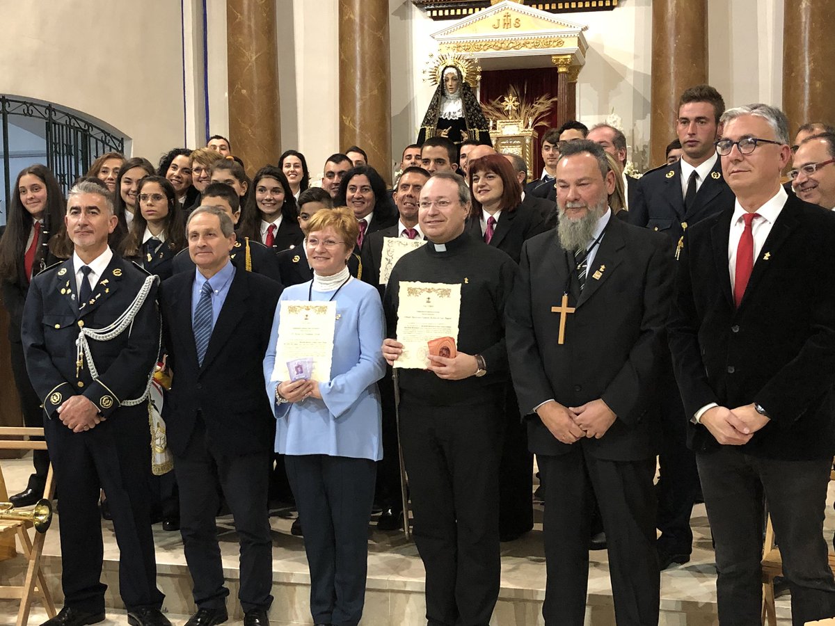 OratorioFestivo's tweet photo. @OratorioFestivo recibe el nombramiento de Hermano de Honor de la Hermandad Penitencial del Stmo. Cristo de Zalamea y Mª Stma. del Consuelo para la Semana Santa 2018 en su II Concierto Solidario de #Navidad #Orihuela #100FSM https://t.co/WfRL7Q1HQz