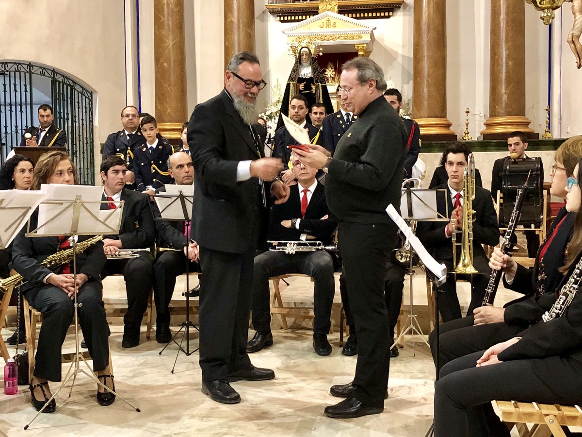 OratorioFestivo's tweet photo. @OratorioFestivo recibe el nombramiento de Hermano de Honor de la Hermandad Penitencial del Stmo. Cristo de Zalamea y Mª Stma. del Consuelo para la Semana Santa 2018 en su II Concierto Solidario de #Navidad #Orihuela #100FSM https://t.co/WfRL7Q1HQz