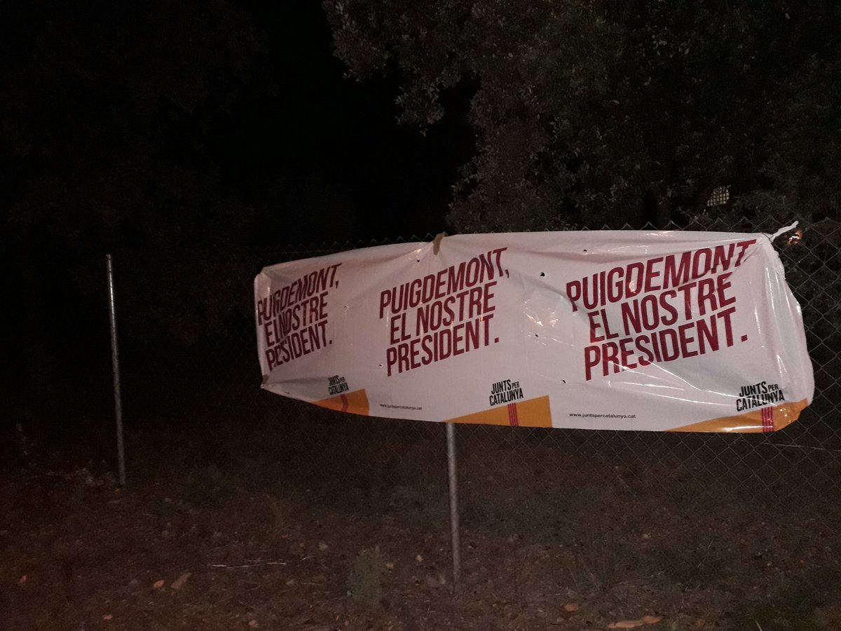 GalvanRafel's tweet photo. Aquesta tarda, enganxada cartells a #elbruc @pdcelbruc @JuntsXCat @KRLS el nostre President Legítim #21DOmplimLesUrnes @Pdemocratacat @PdcAnoia @CampsTc @hucsimilia @GalvanRafel https://t.co/GC2kR93Yfx