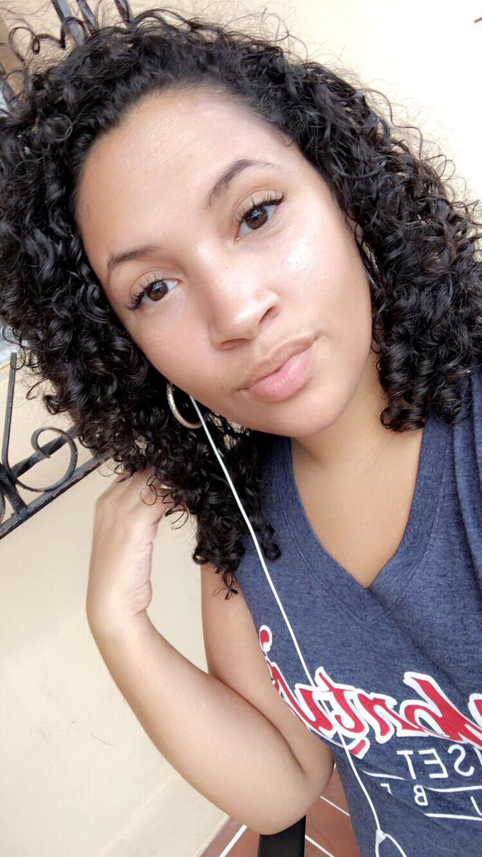 lookatyofaaace's tweet photo. When you can continue to get that summer glow in December > #eyebrowsneedhelp #tho #thathighlighttho ✨ https://t.co/eK1d8hsgE5