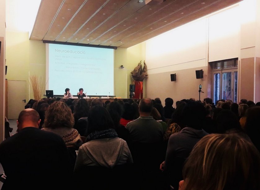 RosaSensat's tweet photo. "Quan aprenen a caminar els fem seure. Quan aprenen a parlar els fem callar i quan aprenen a escriure els fem copiar" @davidaltimir ahir a la jornada Complexitats i reptes en l'aprenentage inicial de la lectura i escriptura. https://t.co/gZAZvPLd1w
