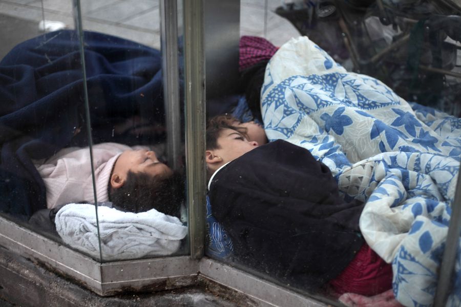 jrsiguem_'s tweet image. Une émission #France2 pour voir la château du président.… les journées du patrimoine ? Mr @EmmanuelMacron , cette année encore près 150000 de nos pères, mères et enfants dormiront dans la rue pendant les fêtes de fin d'année. Un pays "civilisé" doit accepter ça? #BFMTV #CNews