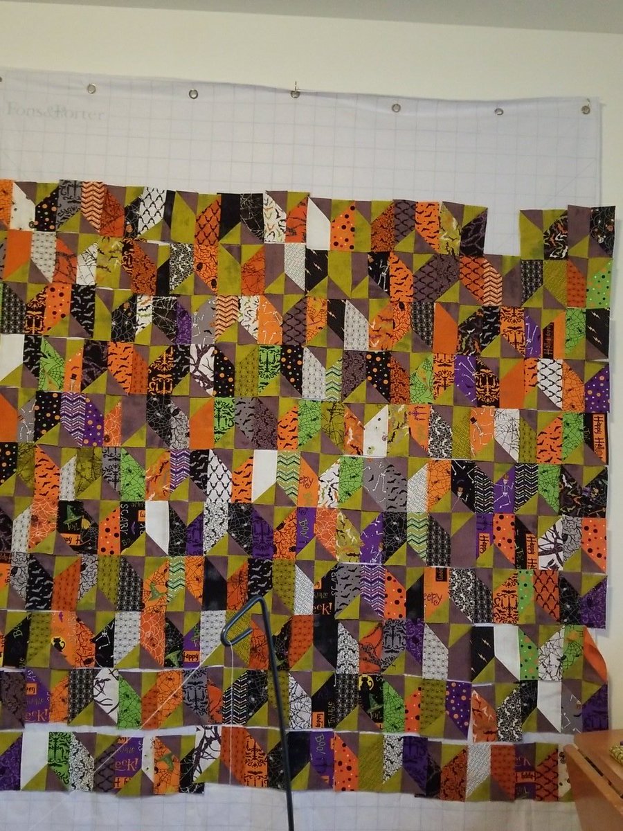 eeb31's tweet photo. I've worked on this for 3 years,  off and on. Almost complete, and I'm missing 1 piece. #quiltingproblems https://t.co/yHB5gIEV8G