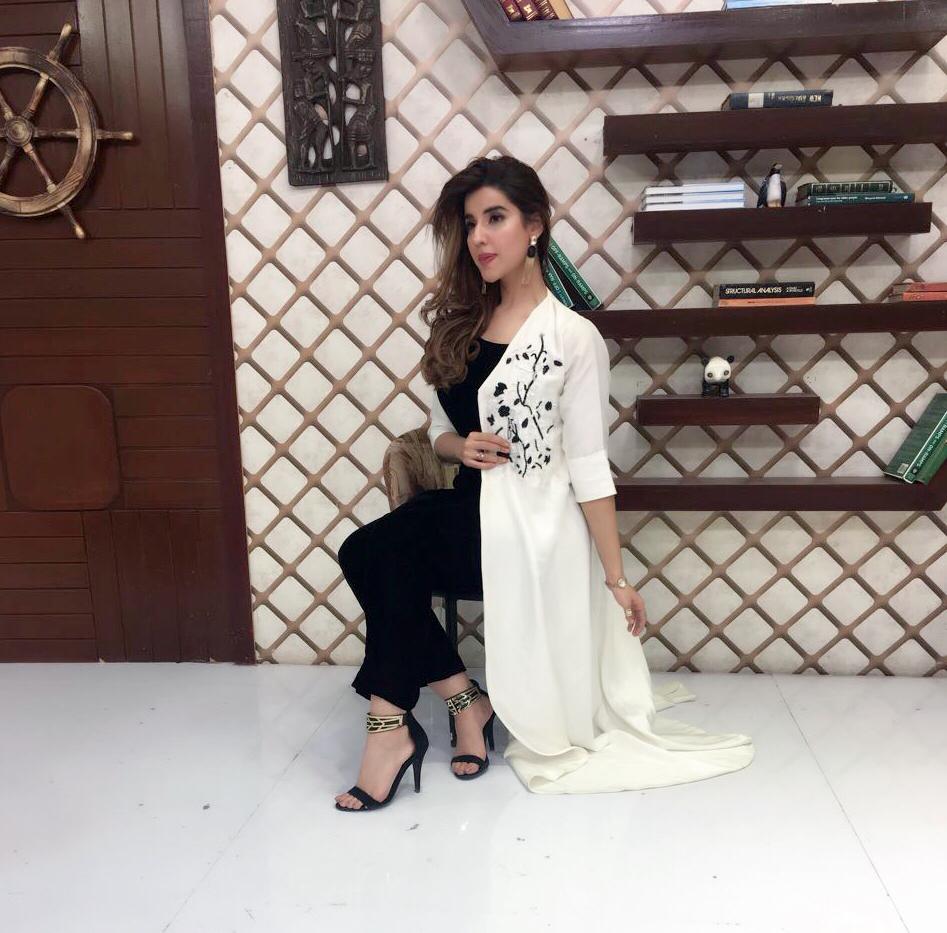 LOLLYWOODREPORT's tweet photo. #HareemFarooq slaying in monochrome for #Parchi promotions today styled by @anilamurtaza, accessories @stylebyaneela wardrobe @ansabjahangirstudio @hareemfarooq https://t.co/0yU4mAaCp1