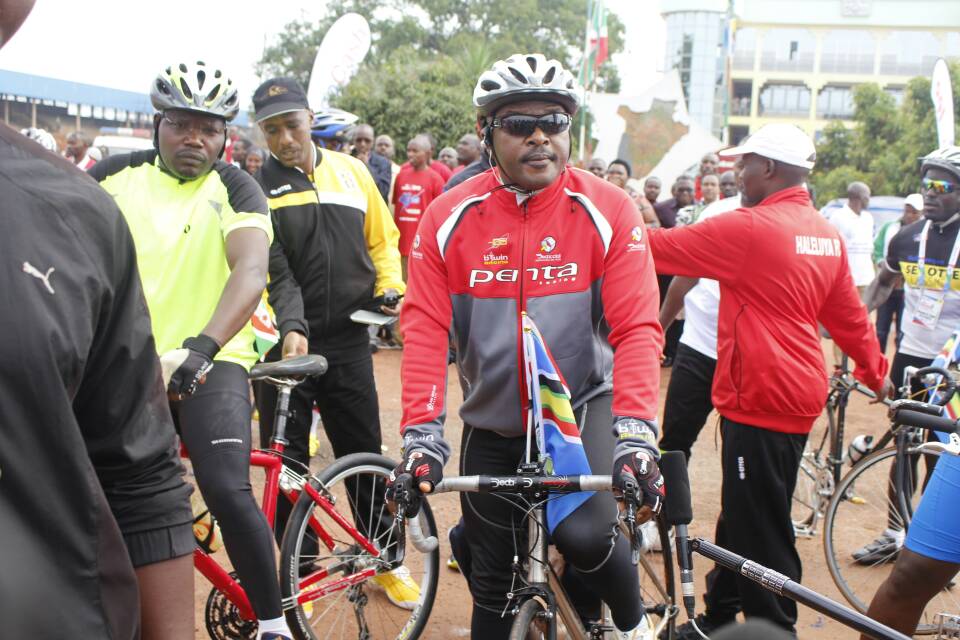 Claudenshim's tweet photo. #Burundi
#Pedal4Peace 
#BujumburaPeaceRun2017
#20thComesaSummit
@FrancineNiyons4 800 m-race champion (silver) 
#BeautifulBurundi https://t.co/blNhtweM0p