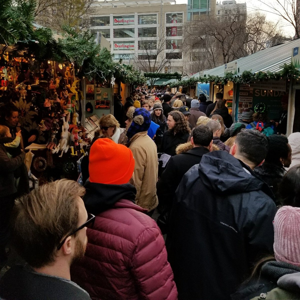 theunlockr's tweet photo. Welcome to the holiday craziness 😳 #whereswaldo #bottomleftcorner #youweretakingtoolong #unionsquareholidaymarket https://t.co/RCysRM6Lw5