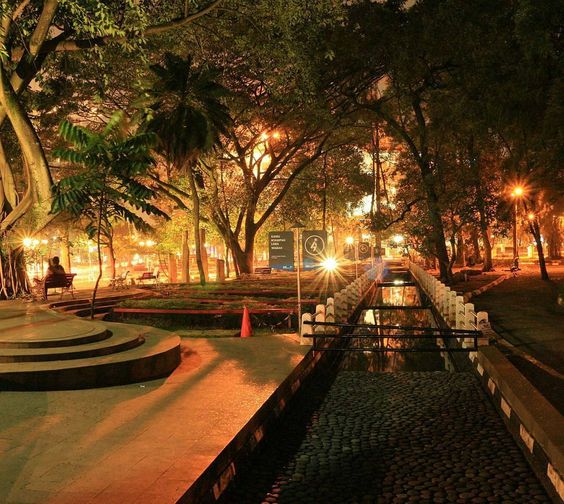 Bandung kota sejuta taman, wisata ke Bandung jangan lewatkan untuk foto-foto di taman. Taman balai kota ini dekat dengan lokasi hotel kami hanya 5 menit lho..