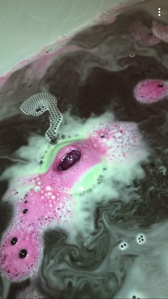 sgfrain's tweet photo. #bathoftheday @lushcosmetics https://t.co/kF8nJW8XmZ
