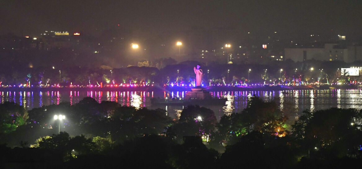 rkcolors's tweet photo. Hussain Sagar Lake beautifully illuminated for the ongoing World Telugu Conference -2017 on December 17, 2017. Photo: G. Ramakrishna https://t.co/8cDzIrfOyn