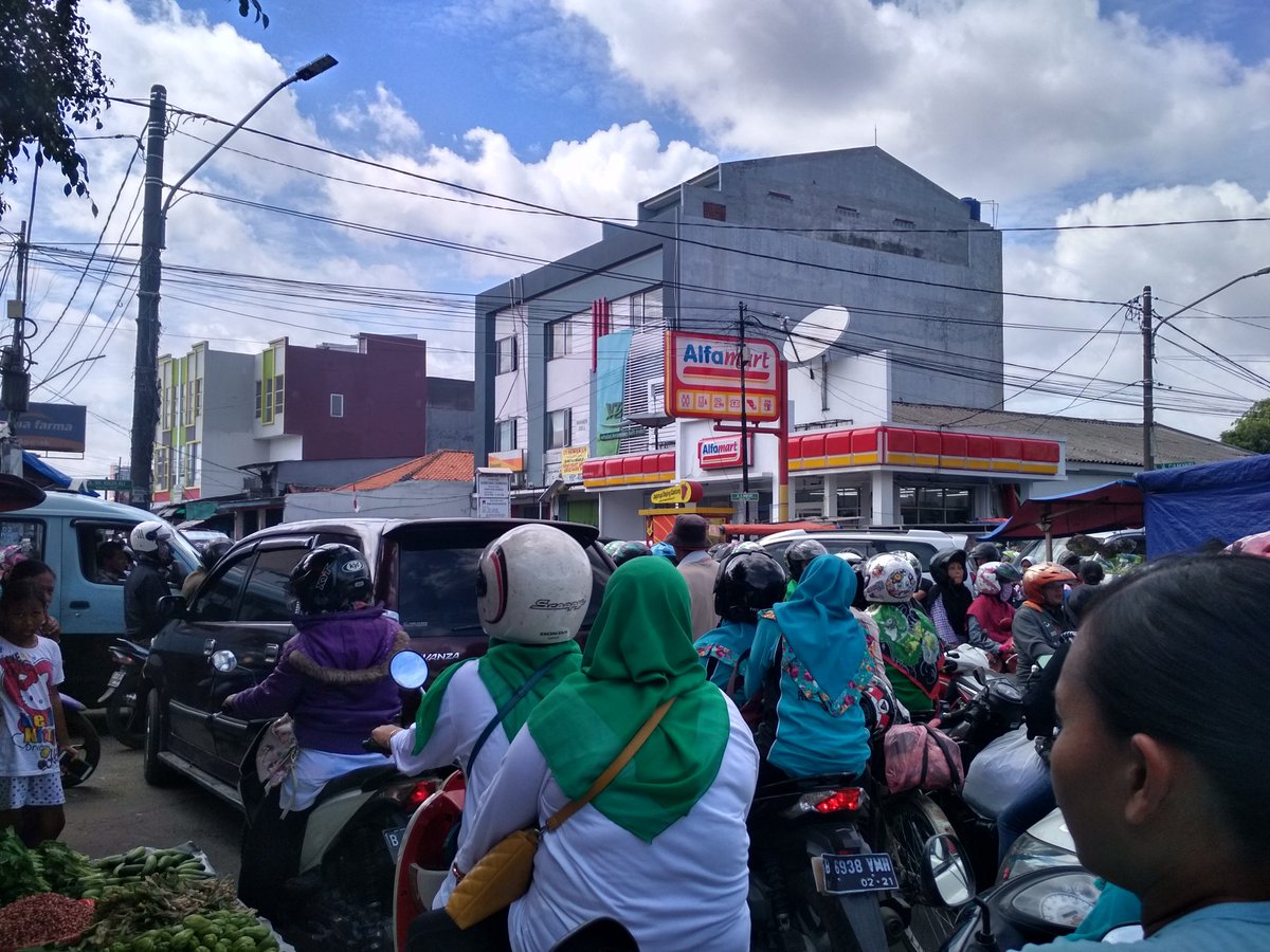 Arah stasiun tangerang macetnya parah dan gabisa gerak sama sekali <a href="/AboutTNG/">About Tangerang</a> min