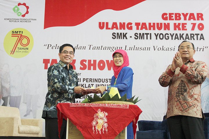 Sekjen Haris Munandar menghadiri Gebyar Ultah ke 70 SMK SMTI Yogyakarta (16/12). Sekjen apresiasi para lulusan SMK SMTI Yogyakarta yg mendapatkan sertifikat kompetensi dari LSP &amp; mendapat pengakuan kompetensi internasional dari VAPRO Belanda utk kompetensi keahlian kimia industri