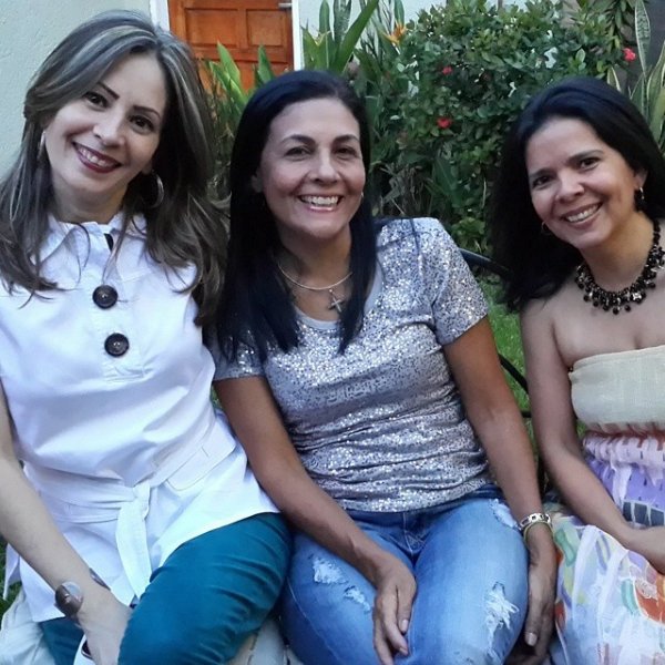 davidwerser's tweet photo. Les quería compartir: una de nosotros como en el 2001, una de nosotros ahora y nuestras mamás, las mejores amigas desde que nosotros somos mejores amigos https://t.co/gATDqm8Q4H