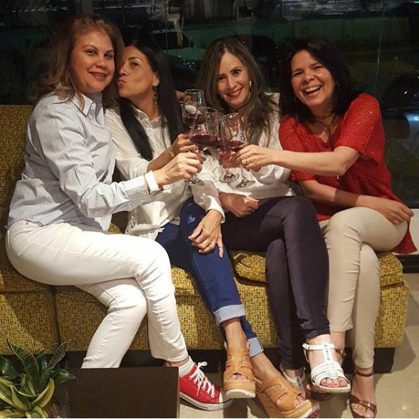 davidwerser's tweet photo. Les quería compartir: una de nosotros como en el 2001, una de nosotros ahora y nuestras mamás, las mejores amigas desde que nosotros somos mejores amigos https://t.co/gATDqm8Q4H
