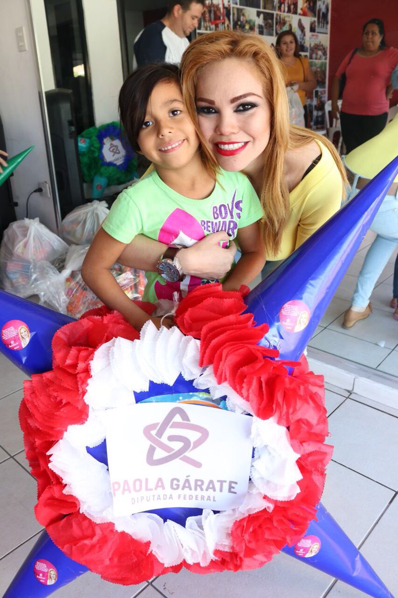 PaolaGarateV's tweet photo. Encantada de ser parte de la alegría de los hogares de grandes amigos y amigas, con mucho cariño entregamos dulces y piñatas para la celebración de las tradicionales posadas de vecinos y vecinas culiacanenses. 

¡Felices fiestas! 🎄🎁🎉  #JuntosSíPodemos #ParaGanar #CAP https://t.co/9XWWXu8ZWg