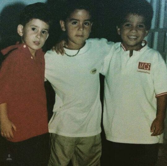 davidwerser's tweet photo. Les quería compartir: una de nosotros como en el 2001, una de nosotros ahora y nuestras mamás, las mejores amigas desde que nosotros somos mejores amigos https://t.co/gATDqm8Q4H