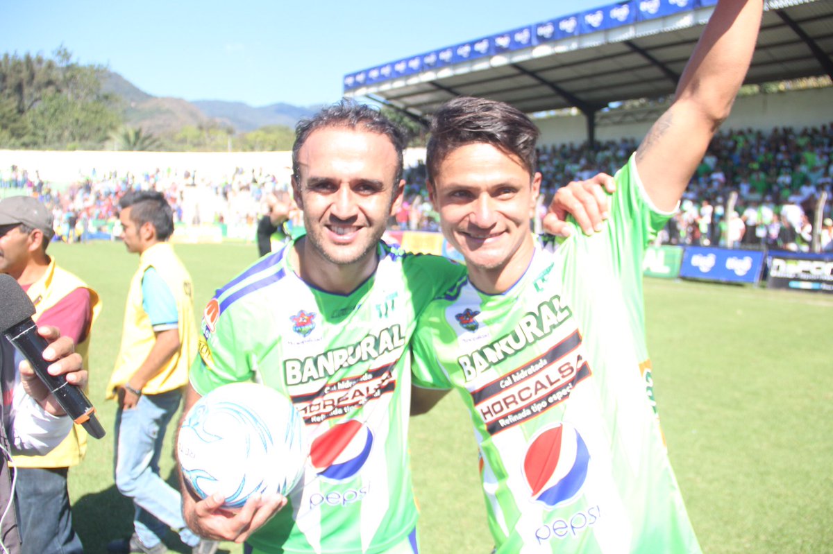 JavierdelCid's tweet photo. El abrazo del primer título fuera de casa y el grito de: "¡les rompimos el culo otra vez!” https://t.co/IWhvy3IEVR