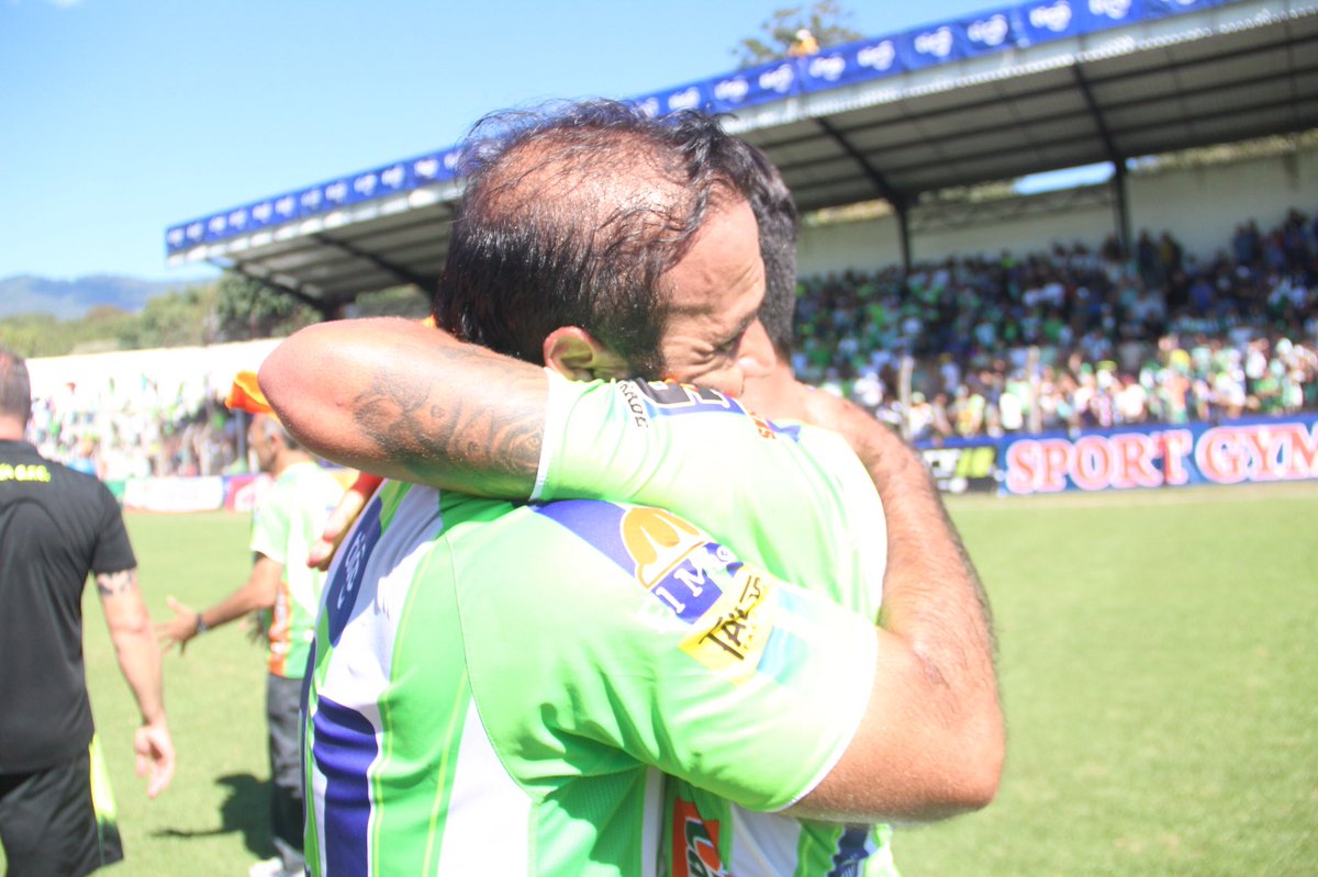 JavierdelCid's tweet photo. El abrazo del primer título fuera de casa y el grito de: "¡les rompimos el culo otra vez!” https://t.co/IWhvy3IEVR