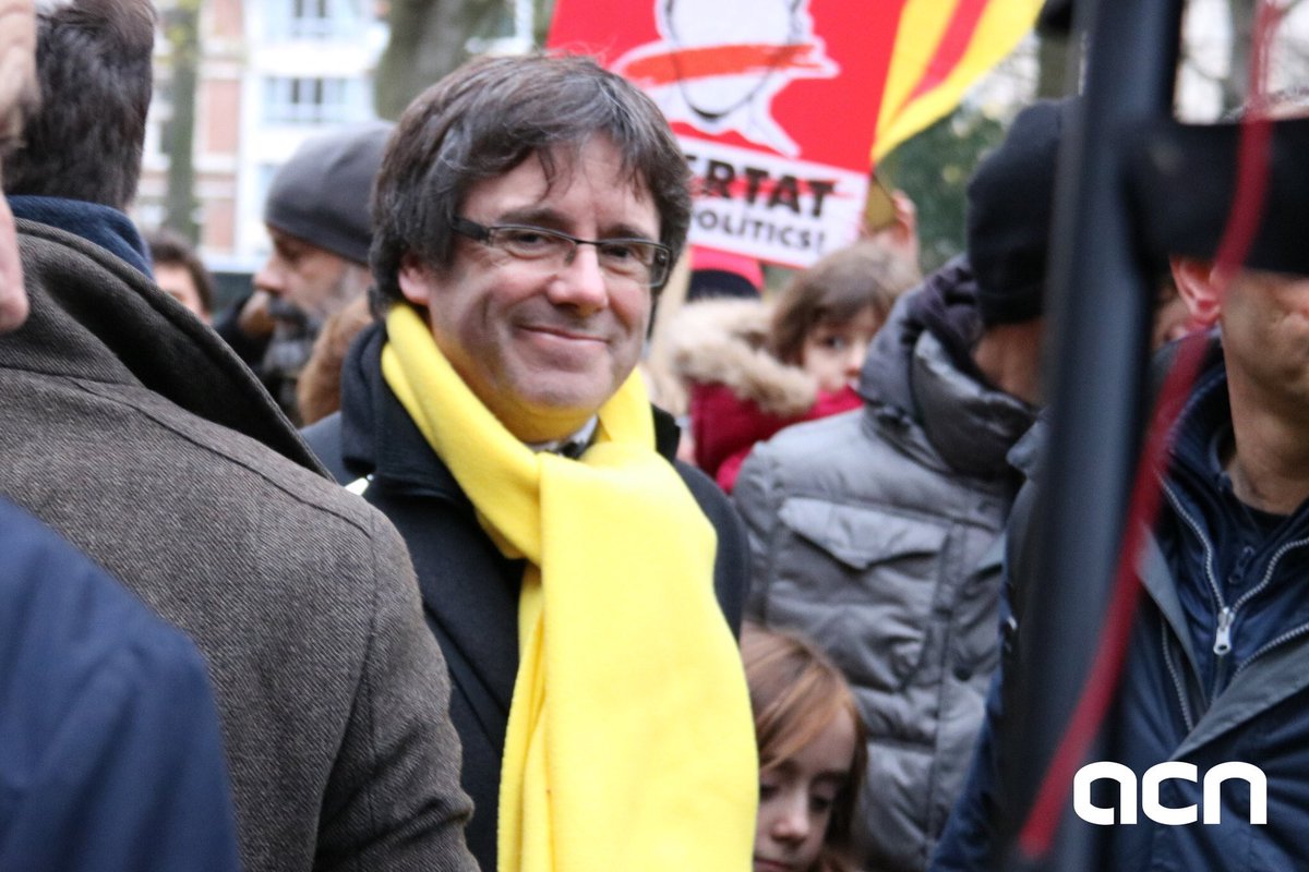jaumecasanas's tweet photo. Titulars dels mitjans de comunicació internacionals i a Madrid el dia 21D; Puigdemont guanya o Puigdemont perd. El #21D tots amb @KRLS, totes amb @JuntsXCat. Si guanya Puigdemont guanya Catalunya. https://t.co/zmZTQAhsgB