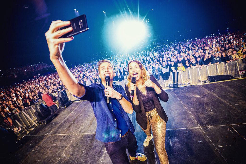 Benedeprez's tweet photo. Avec @sam_debruyn, on a présenté @oscarandthewolf au @palais12 avec @INGBelgique et ça nous a plutôt rendu heureux. #ingmusic #oscarandthewolf #palais12 #universalbelgium https://t.co/EEQhBLKuPm