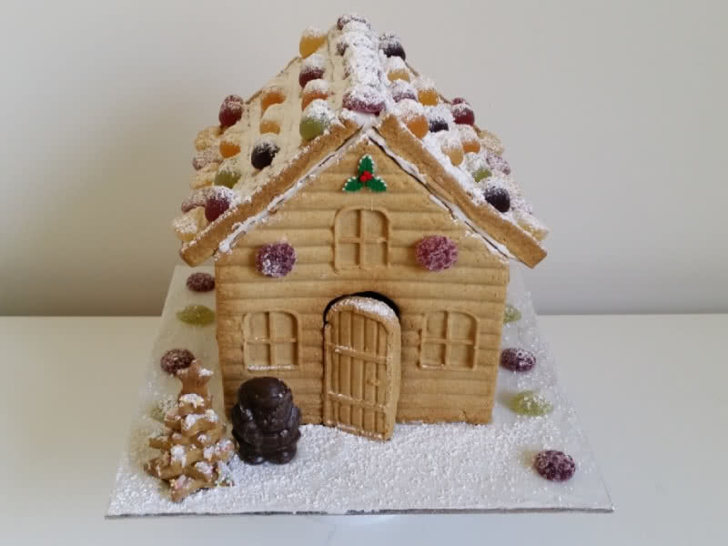 Looking for an #allergyfriendly #Christmas? 🎅 Behold, the: gluten free and #vegan Gingerbread house 😄 ow.ly/VLlq30heX5s