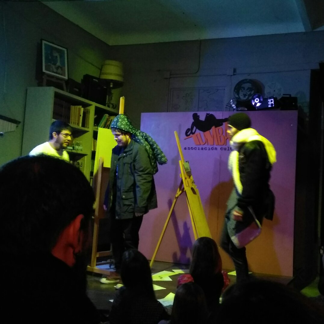 mario_rico's tweet photo. Parece que hacía frío @ElTallerTumbao hoy. @ImproVivencia a examen en el juego del invitado @danibravoilustracion #jamdeimpro https://t.co/4AeDsUJTsV