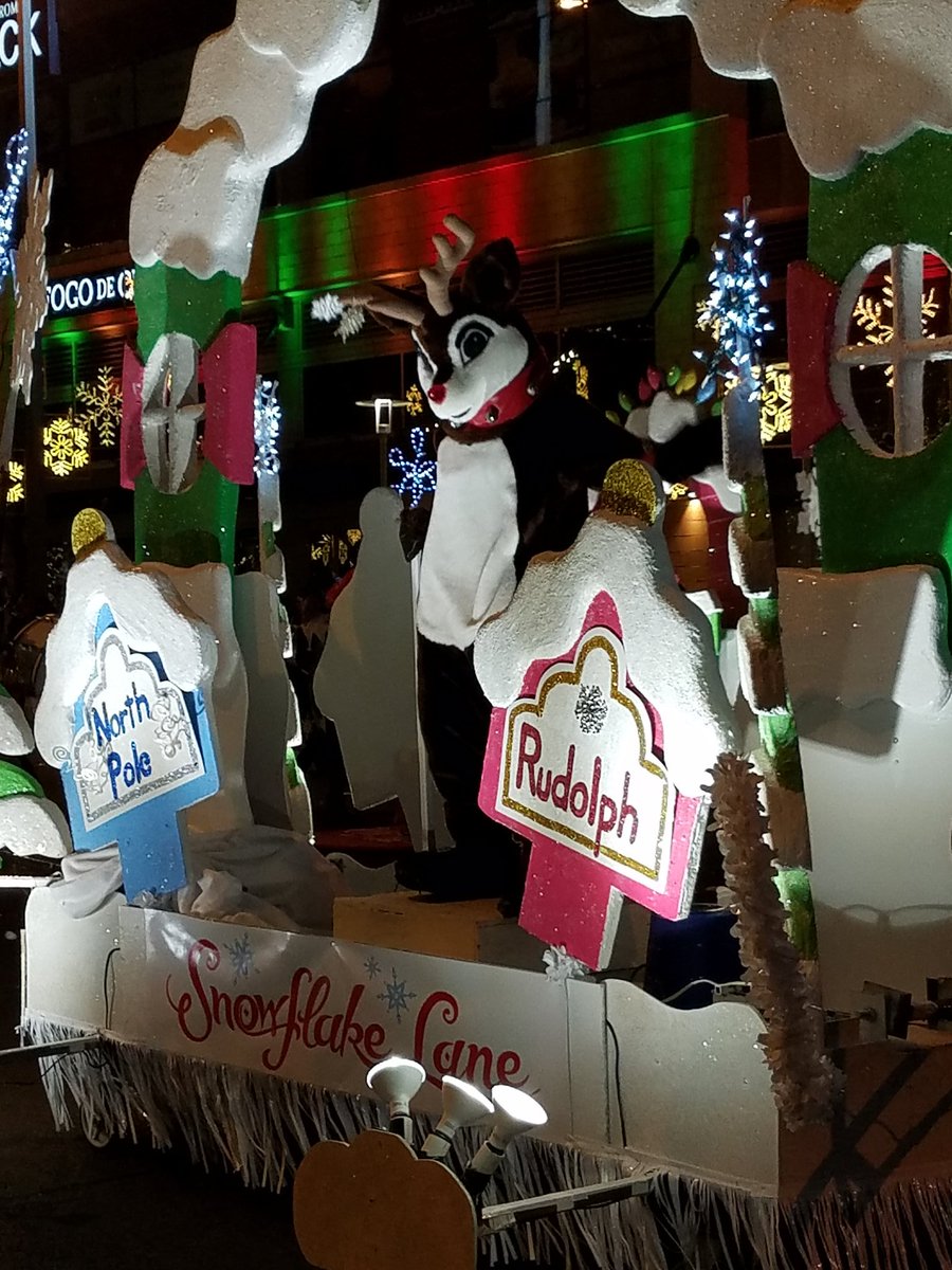 LivingItUpShow's tweet photo. Living it up at Snowflake Lane in Bellevue! The parade runs every night at 7pm at Bellevue Square Mall. #Dynamicduo #Livingitup https://t.co/Xnz4e3p07r