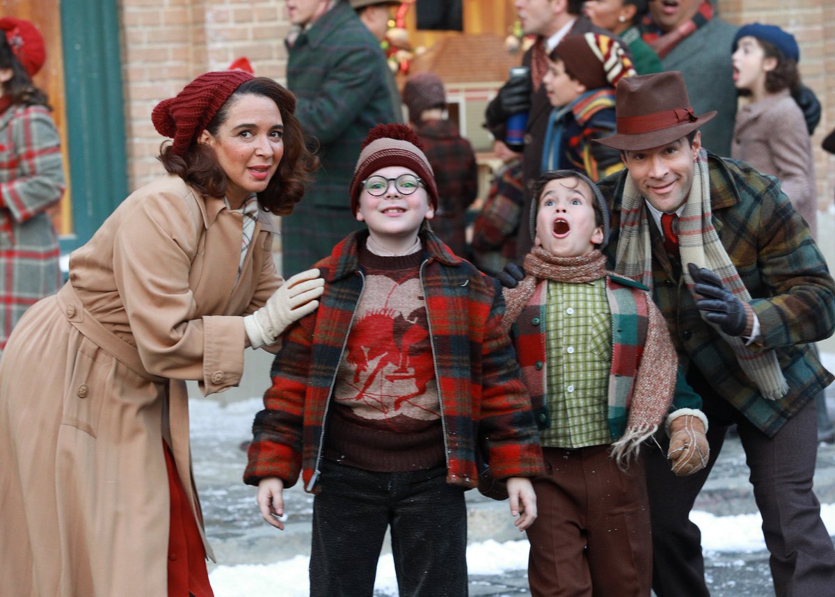 FOXTV's tweet photo. RETWEET if you're watching #AChristmasStoryLive! ❤️ The musical event of the season starts NOW! https://t.co/2YcJnrUAz8