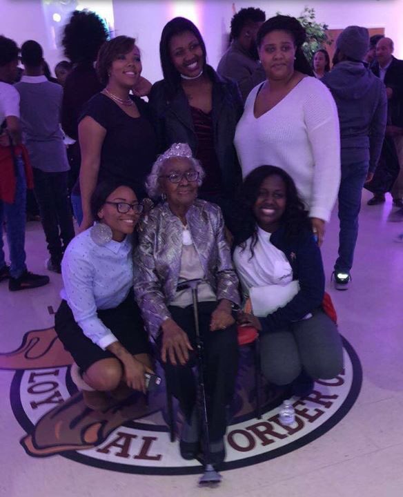 SpoliedQueen_'s tweet photo. Happy birthday to my beautiful grandmother it's a blessing to see 90 years 😘 !! your grandchildren loves you 💋 https://t.co/ySLM9NPOJJ
