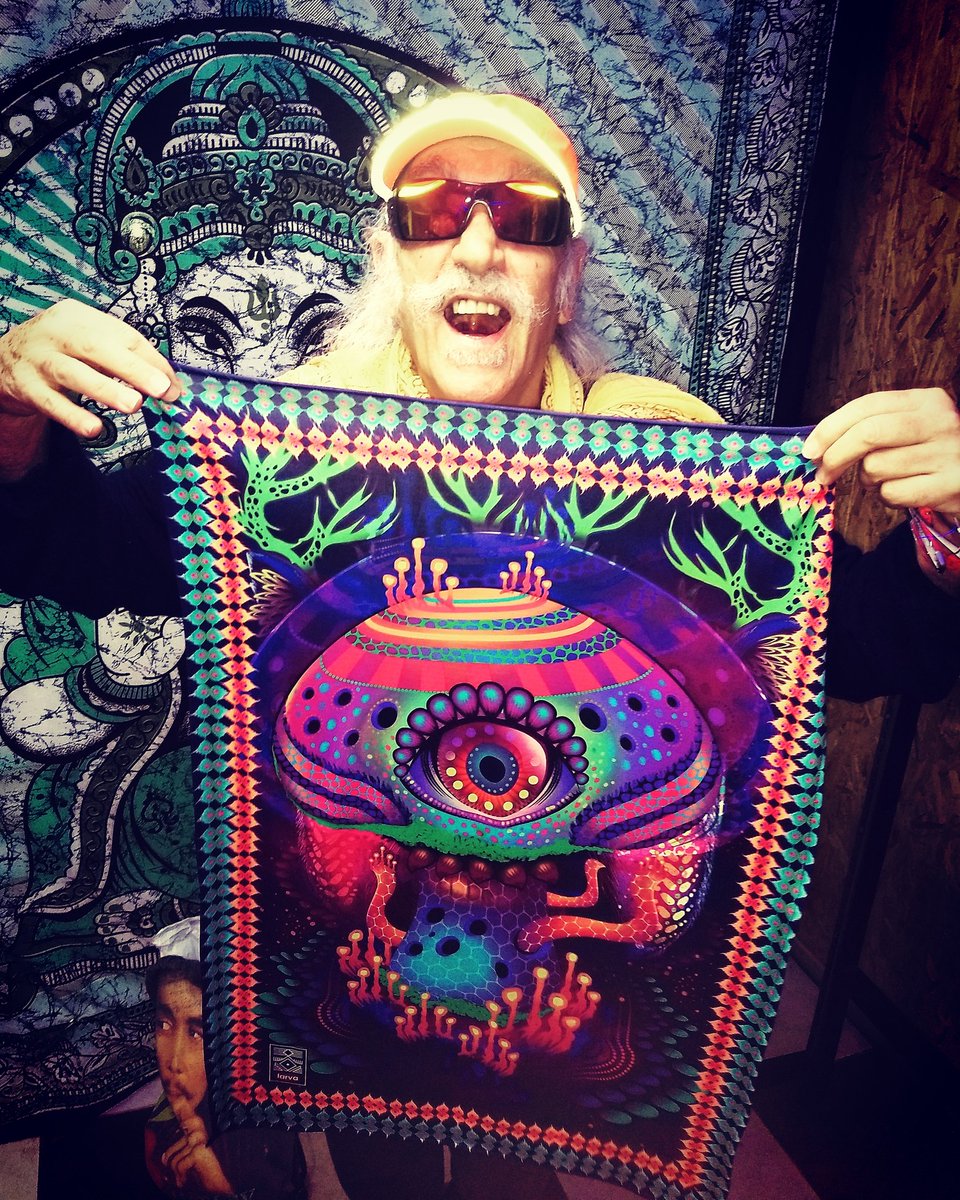 LarvaClothing's tweet photo. Raja Ram con su tapestry diseñado por Larva. Diciembre 16,2017. https://t.co/TVXZWP4BES #rajaram #tapestry #larvastyle #ropapsycodelica #tiendaderopa #larvaroma #larvaclothing #arte #diseño https://t.co/kiERM5gvhk