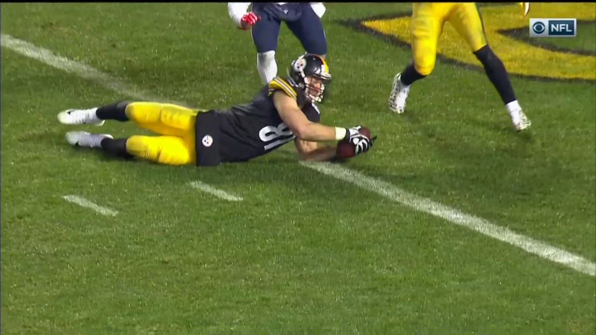 YahooSports's tweet photo. Not a catch ¯\_(ツ)_/¯ #NEvsPIT https://t.co/y3uWOI4Aoz